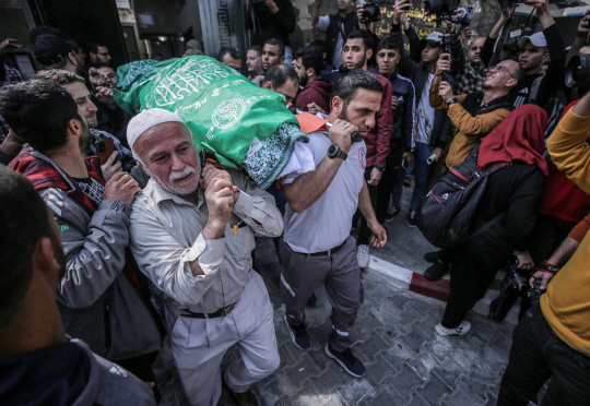 이스라엘 팔레스타인 자치지구 가자의 팔레스타인 주민들이 9일(현지시간) 이스라엘군 공습으로 숨진 팔레스타인 무장단체 이슬라믹 지하드 고위 사령관의 시신을 옮기고 있습니다. EPA 연합뉴스